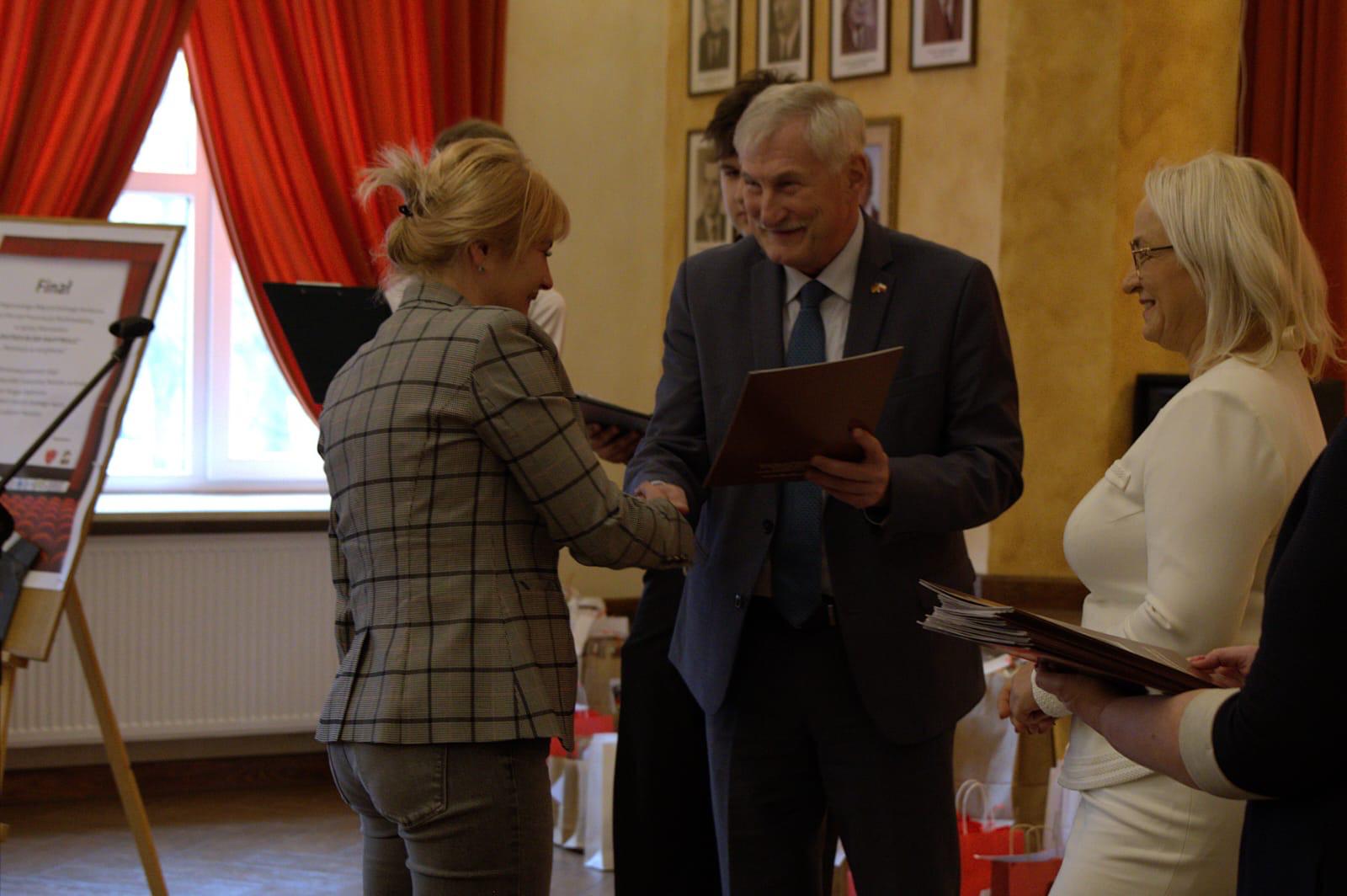 Zdjęcie DIDH 2025 finał (24)7c3a9a30-610f-4cc1-b69c-06c65b0f28be.jpg w galerii DEUTSCH IN DER HAUPTROLLE - uroczyste wręczenie nagród